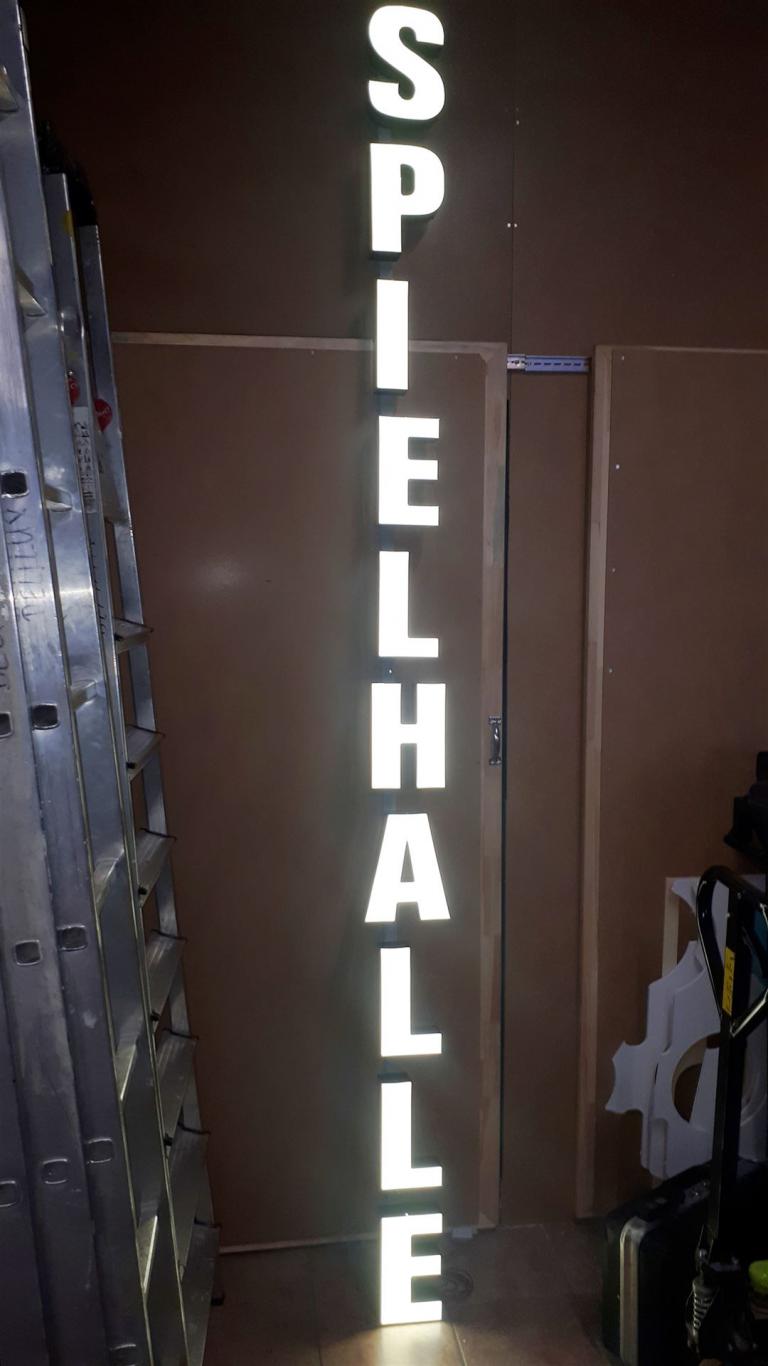 Leuchtwerbung Frontleuchtender Schriftzug mit LED vormontiert Agenturauftrag