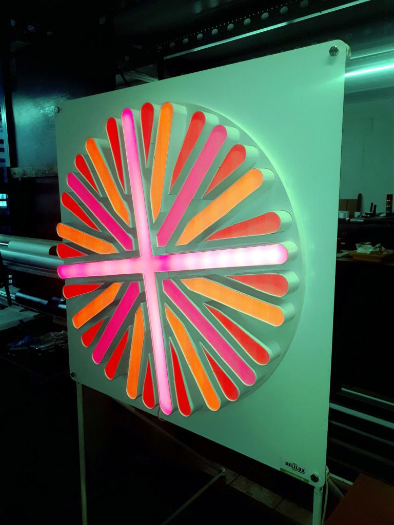 LED Logo mit drei speziellen Kundenwunsch rot, blau und grün in 4 nuancen