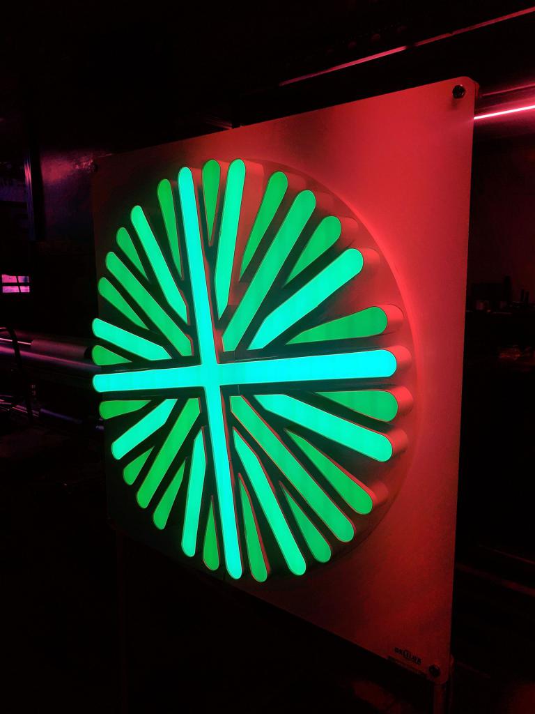 LED Logo mit drei speziellen Kundenwunsch rot, blau und grün in 4 nuancen